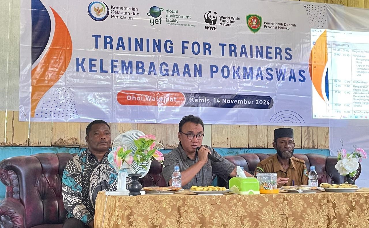 Kepala Dinas Kelautan dan Perikanan Provinsi Maluku Dr. Erawan Asikin menyampaikan sambutan sekaligus membuka kegiatan Training of Trainers Kelembagaan Pokmaswas di Ohoi Watkidat, Kabupaten Maluku Tenggara dihadiri 35 peserta, anggota Pokmaswas beserta Isteri, bertempat di  Balai Ohoi Watkidat (14/11/2024)